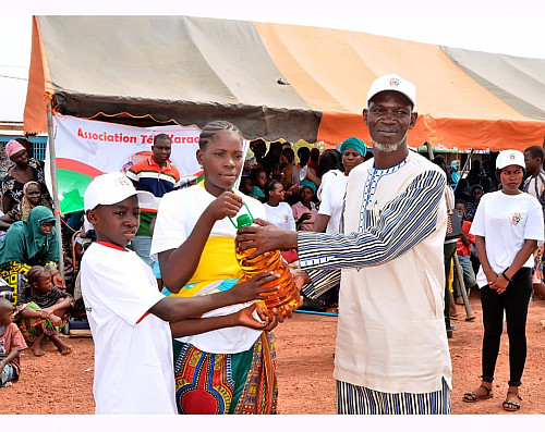 A symbolic photo of the handover of food to a IDP by the Provincial Director of Solidarity.