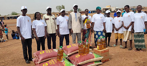 A symbolic photo of the handover of food to 10 representatives IDP.