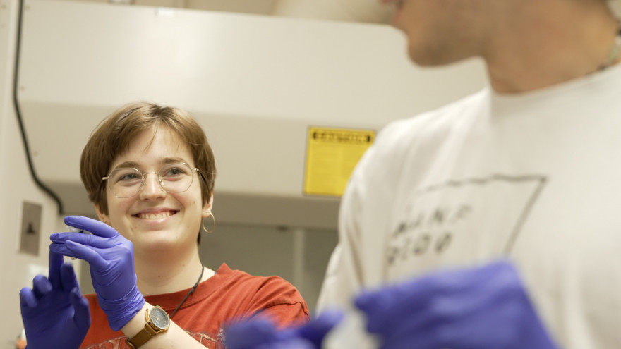 Claire Zawadzki BA '25 in the Weissman Lab (summer 2023).   Credit: Stephen Mercier